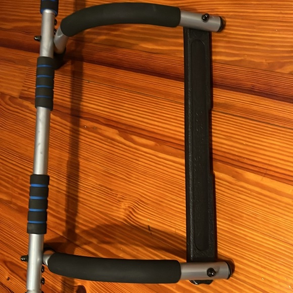 Pure Fitness Multi Purpose Doorway Pull-up Bar - Picture 5 of 6